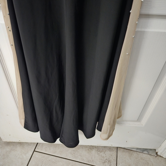 NWT Xscape Beaded Mesh Detail Sleeveless Sheath Gown Sz 10 Black Nude Silver - Picture 11 of 13